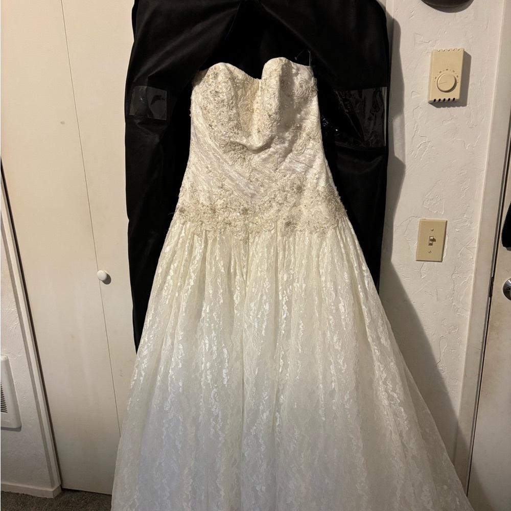 Brand New David's Bridal Strapless Wedding Dress Size 8 - Timeless Elegance